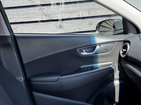 Hyundai KONA 1.6 Kona Premium GDi HEV Semi-Auto 5dr 23
