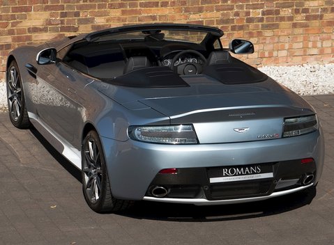 Aston Martin V12 Vantage S Roadster 11