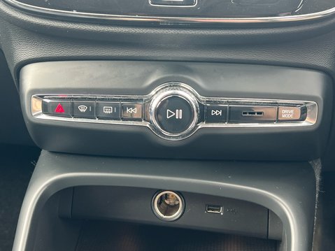 Volvo XC40 B4 INSCRIPTION PRO MHEV 27