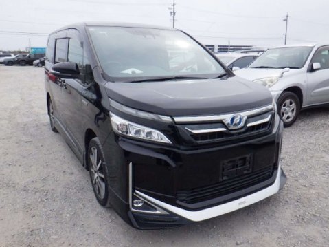 Toyota Voxy Hybrid 2