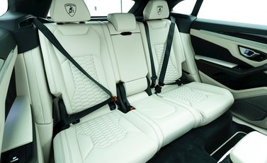 Lamborghini Urus 12