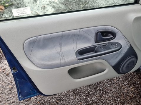 Renault Clio EXPRESSION 16V 30