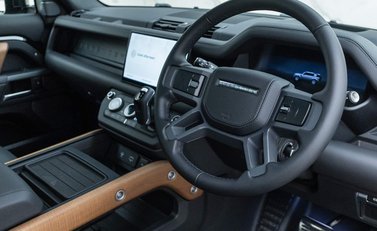 Land Rover Defender 110 D300 X 8