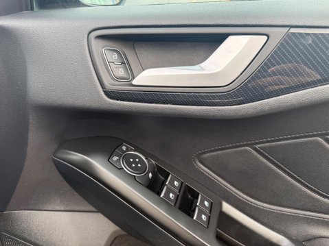 Ford Focus 1.0T EcoBoost ST-Line Euro 6 (s/s) 5dr 23