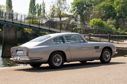 Aston Martin DB6 4