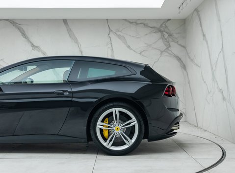 Ferrari GTC4 Lusso V12 35