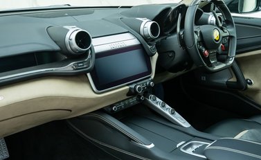 Ferrari GTC4 Lusso V12 17