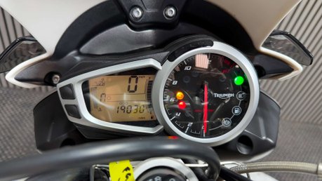 Triumph Street Triple 2013 ONLY 19K, QUICKSHIFTER, ARROW PIPE, NEW MOT 40