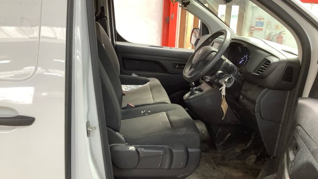 Peugeot Expert MWB L2H1 Low Roof Professional Premium Plus 3100 Air Con EURO 6 9