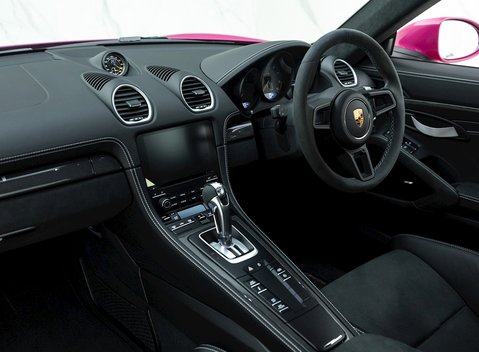 Porsche 718 Cayman GT4 13