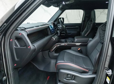 Land Rover Defender 110 V8 P525 URBAN XRS 18