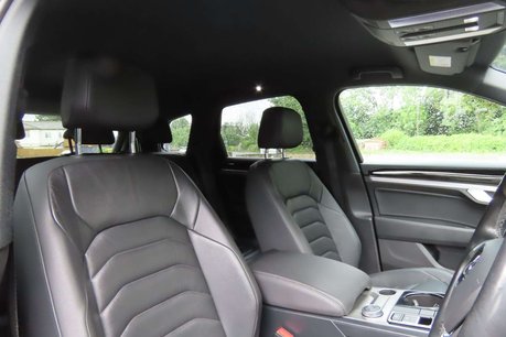 Volkswagen Touareg 3.0 TDI V6 R-Line Tiptronic 4Motion Euro 6 (s/s) 5dr 9