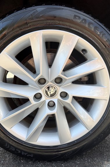 Skoda Superb SE TECHNOLOGY IV DSG - 11 SERVICES AT SKODA -HYBRID AUTOMATIC ESTATE 