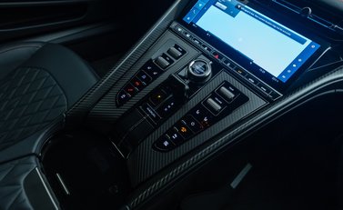 Aston Martin DB12 V8 20