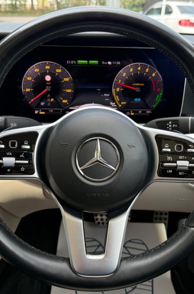 Mercedes-Benz E Class E 300 E SE PREMIUM PLUS -RARE CAR -ONE OWNER -FULL MERCEDES SERVICE HISTORY 