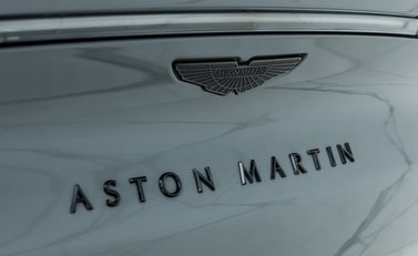 Aston Martin DBX 707 35