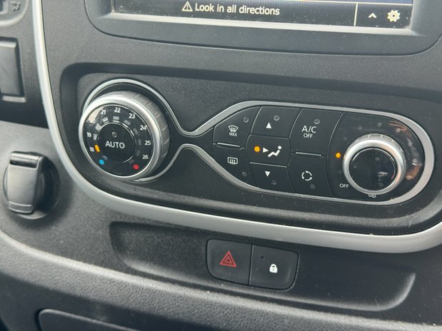 Renault Trafic SWB L1H1 Low Roof SL28 Air Con Alloys Sensors EURO 6 NO VAT 34