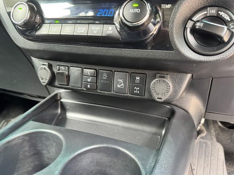 Toyota Hilux INVINCIBLE X 4WD D-4D DCB 29