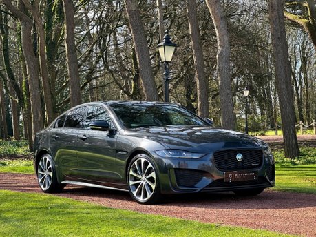 Jaguar XE R-DYNAMIC SE BLACK