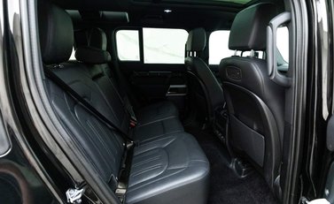 Land Rover Defender SE 9