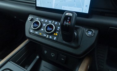 Land Rover Defender 110 D300 X 19