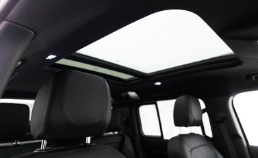 Land Rover Defender SE 7