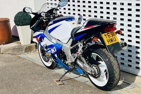 Suzuki GSX-R GSXR 1000 K1 19