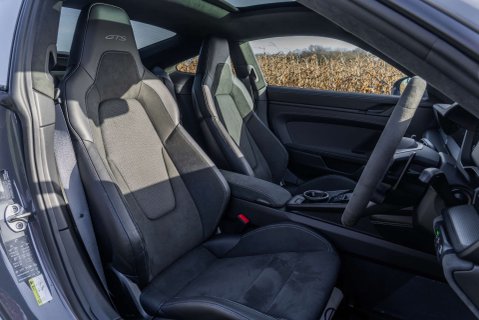 Porsche 911 Carrera 4 GTS HEV 11