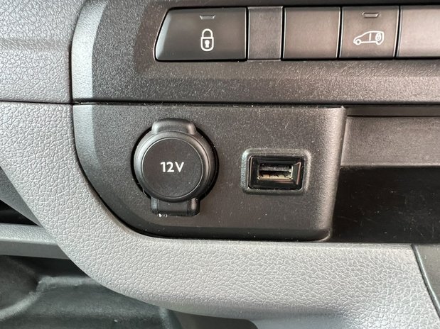 Peugeot Expert MWB L2H1 Professional 2700 Air Con Sensors Tow Bar EURO 6 NO VAT 31