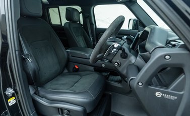 Land Rover Defender 110 V8 Bond Edition 14