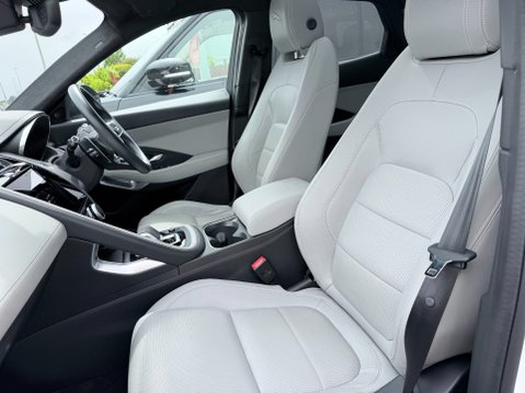 Jaguar E-Pace 2.0 R-DYNAMIC BLACK MHEV 10