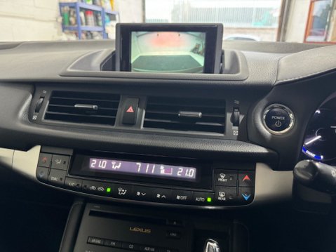 Lexus CT 1.8 200h SE-L CVT Euro 5 (s/s) 5dr 8