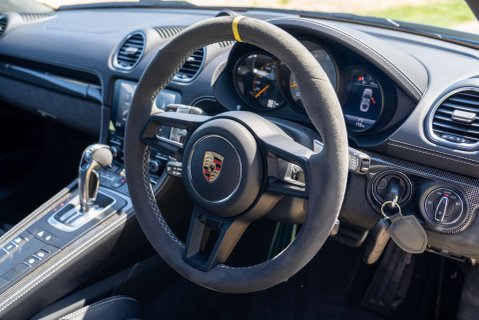 Porsche 718 Cayman GT4 PDK 12