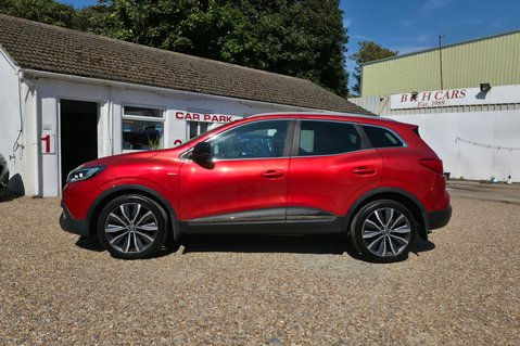 Renault Kadjar SIGNATURE NAV TCE AUTOMATIC..GLASS ROOF..9 SERVICES..1 FORMER KEEPER  9