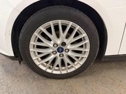 Ford Focus 1.0T EcoBoost Zetec Euro 5 (s/s) 5dr 25