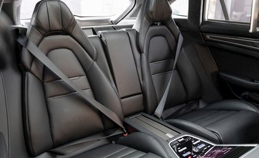 Porsche Panamera Turbo S E-Hybrid Sport Turismo 13