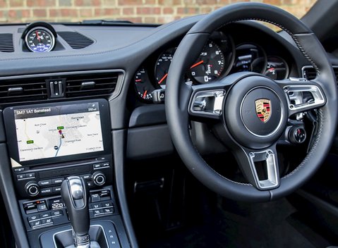 Porsche 911 Targa 4 GTS (991.2) 18