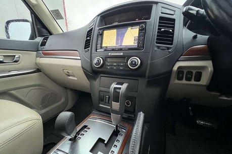 Mitsubishi Shogun 3.2 DI-DC SG3 SUV 5dr Diesel Auto 4WD Euro 5 LWB (197 ps) 47