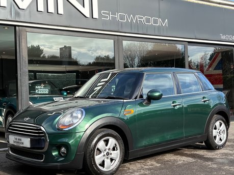 Mini Hatch Cooper 1.5 5 door + VISUAL BOOST + HEATED SEATS + REAR PDC
