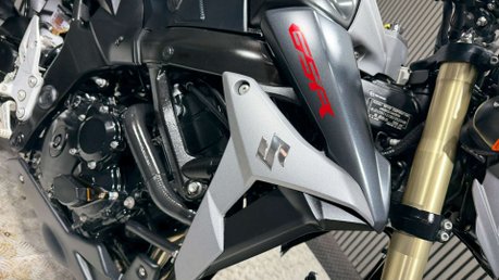 Suzuki GSR750 2013 ONLY 9K STUNNING EXAMPLE LONG MOT NAKED 750CC 21