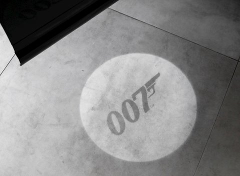 Land Rover Defender 110 V8 Bond Edition 28