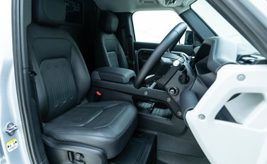 Land Rover Defender 110 D300 HSE Hard Top URBAN 11