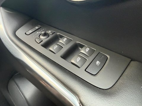 Volvo V40 1.6 T3 R-Design Nav Euro 5 (s/s) 5dr 28
