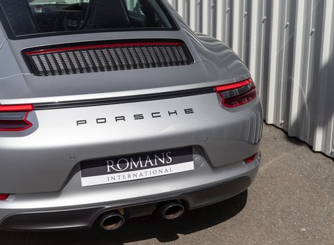 Porsche 911 Carrera GTS (991.2) 24