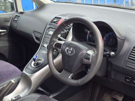 Toyota Auris 1.8 VVT-h T Spirit Hatchback 5dr Petrol Hybrid CVT Euro 5 (s/s) (136 ps) 56