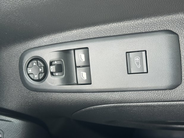 Peugeot e-Partner AUTO 50Kwh [SOLD KH] SWB L1H1 LR Professional Premium Plus Air Con Sensors 20