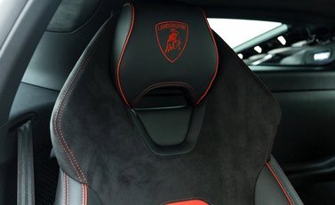 Lamborghini Huracan LP640-4 EVO 11