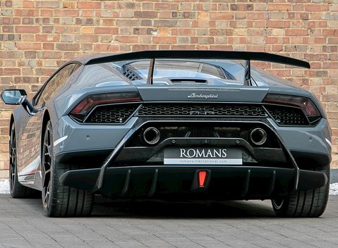 Lamborghini Huracan LP640-4 Performante 3
