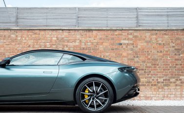 Aston Martin DB11 V8 24