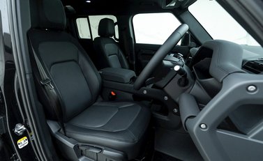 Land Rover Defender 110 X-Dynamic S D300 MHEV 10